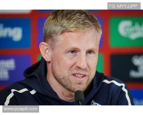 欧洲足球联赛中的粉红色球星如何成为场上焦点及时尚引领者